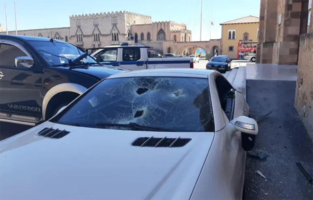 Η στιγμή που υπαστυνόμος σπάει με βαριοπούλα το αυτοκίνητο του διευθυντή του