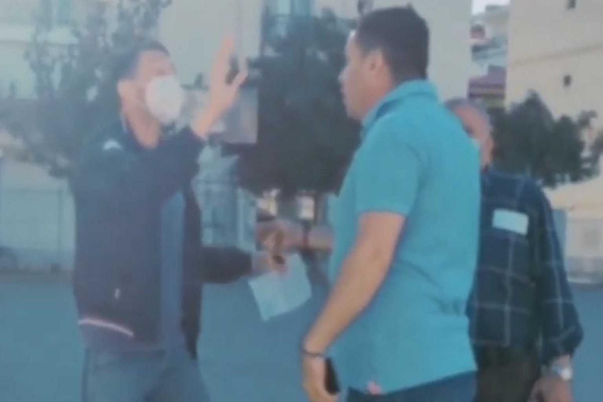 Θεσσαλονίκη: «Χάλασε» την κατάληψη ο πατέρας – Δείτε την στιγμή που μπουκάρει στο σχολείο και λογομαχεί με τους μαθητές [βίντεο]
