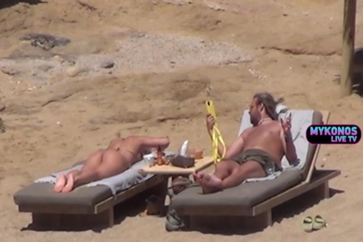 Τούνη: Πάρτε υπογλώσσια – Κάνει ηλιοθεραπεία και ποζάρει με ένα… μικρό μπικίνι [βίντεο]