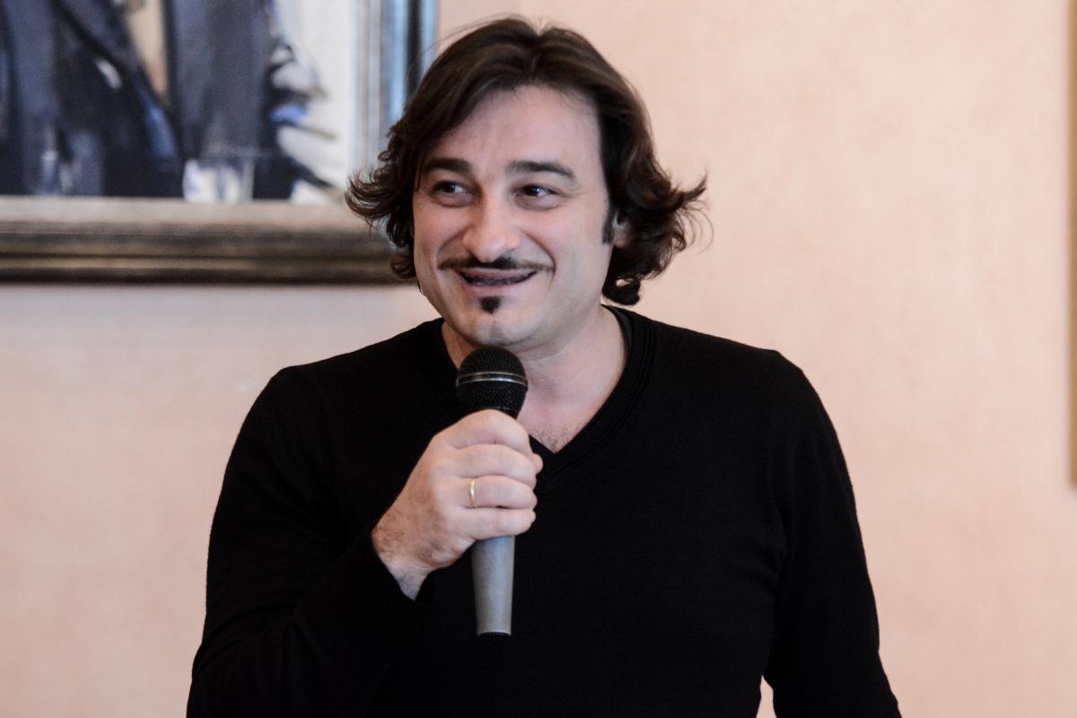 Βασίλης Χαραλαμπόπουλος: «Βούτηξε» σε κάδο σκουπιδιών για να σώσει ένα κουταβάκι που έκλαιγε [βίντεο]