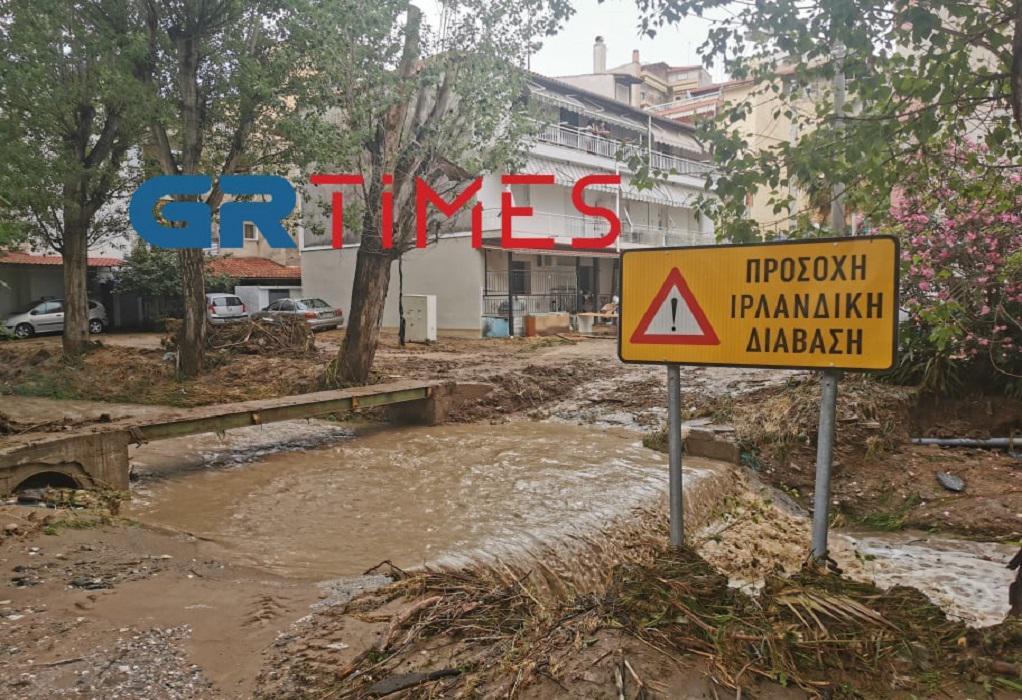 Θεσσαλονίκη – Βίντεο σοκ: Η στιγμή που ανασύρουν τον νεκρό άνδρα από τα ορμητικά νερά [σκληρές εικόνες]
