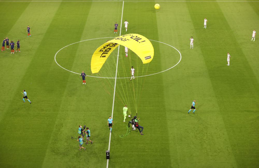 Euro 2021: Ακτιβιστής προσγειώθηκε άτσαλα στην «Allianz Arena»