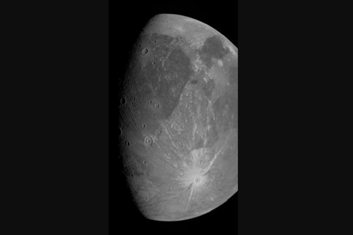 NASA: Οι πρώτες κοντινές φωτογραφίες του δορυφόρου του Δία Γανυμήδη