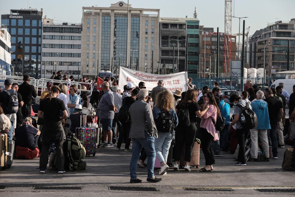Απεργία ΠΕΝΕΝ: «Αντε να βρεις καμιά δουλειά ρε!» - Οταν οι επιβάτες έδιωξαν τους συνδικαλιστές στον Πειραιά