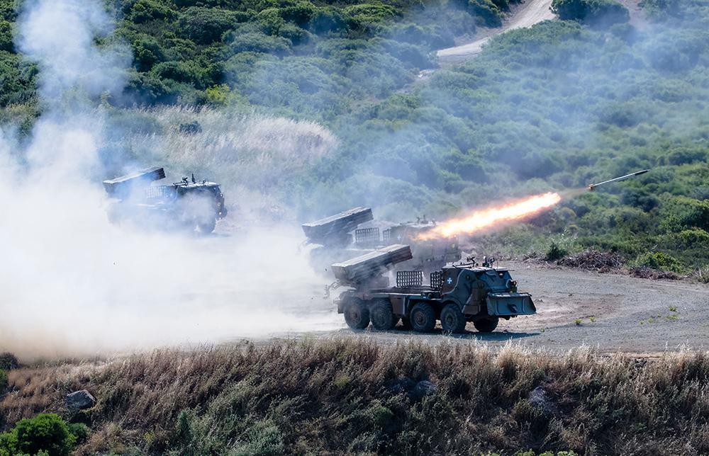 Εικόνες που εντυπωσιάζουν από άσκηση του πυροβολικού στην Ξάνθη