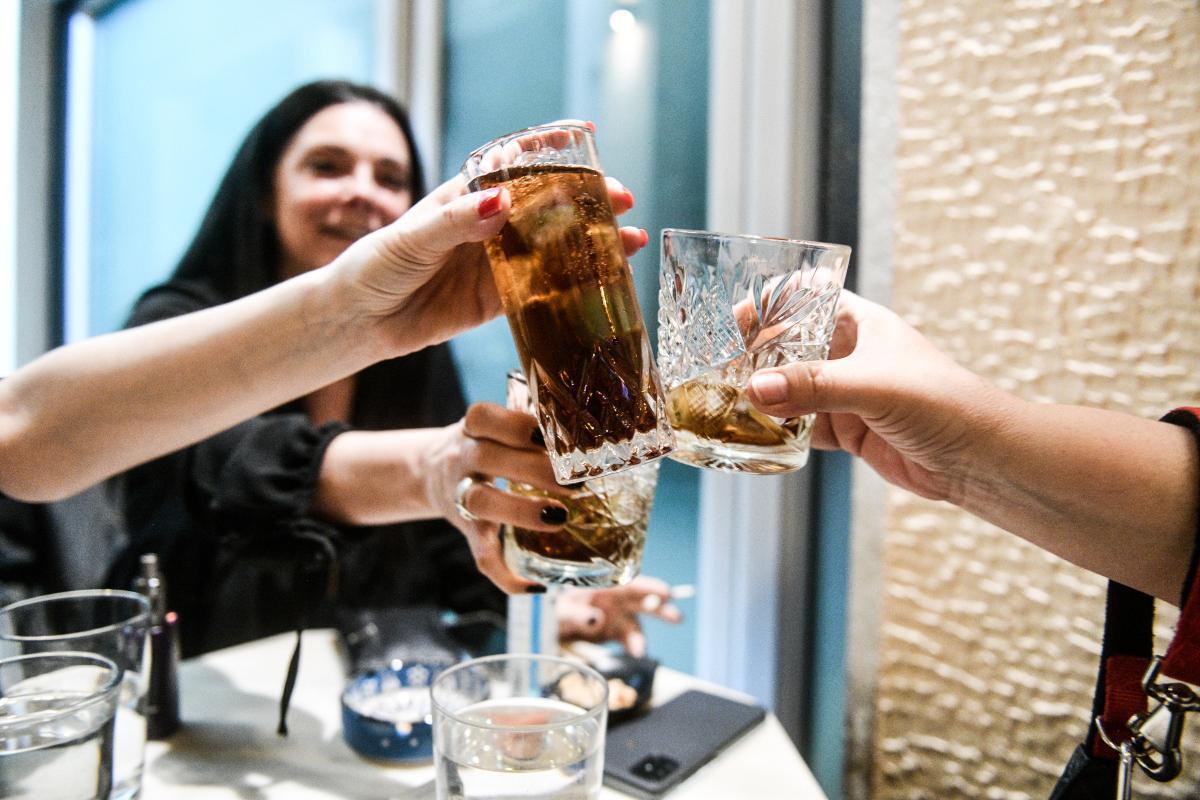 Αποφασίζουν οι λοιμωξιολόγοι: «Ελευθερώνεται» η διασκέδαση – Επιστρέφει η μουσική, τι αλλάζει στο ωράριο κυκλοφορίας