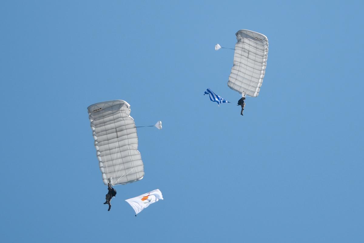 «Orion 21»: «Καταιγίδα» αλεξιπτωτιστών στον Αυλώνα – Τα εντυπωσιακά πλάνα που τους άφησαν όλους άφωνους