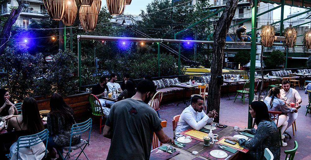 Διευκολύνσεις εμβολιασμένων: Έτσι θα εισέρχονται σε εστιατόρια και μπαρ