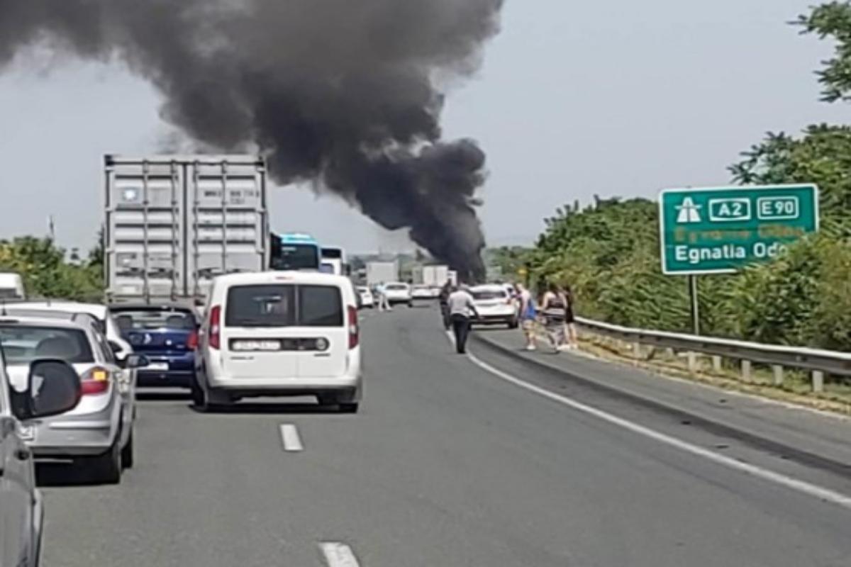 Εγνατία Οδός: Μεγάλη φωτιά, νταλίκα τυλίχθηκε στις φλόγες – Δεν κινδυνεύει ο οδηγός [βίντεο]