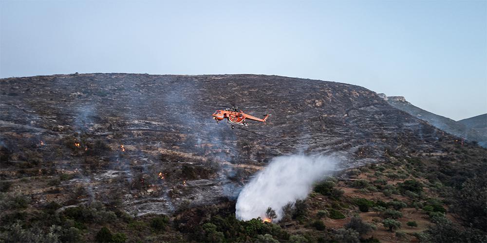 Φωτιά στην Πάρο: Μάχη με τις αναζωπυρώσεις - Μεταβαίνουν ενισχύσεις