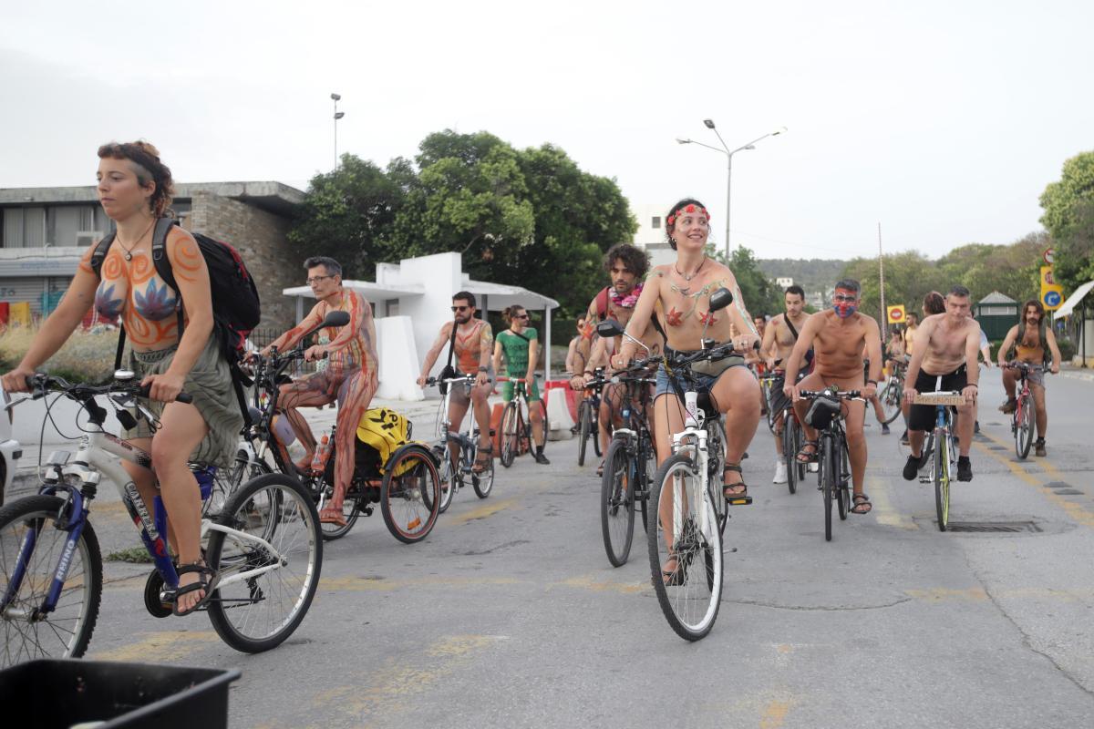 Διεθνής Γυμνή Ποδηλατοδρομία: Κατέκλυσαν τους δρόμους της Θεσσαλονίκης οι γυμνοί ποδηλάτες [βίντεο]