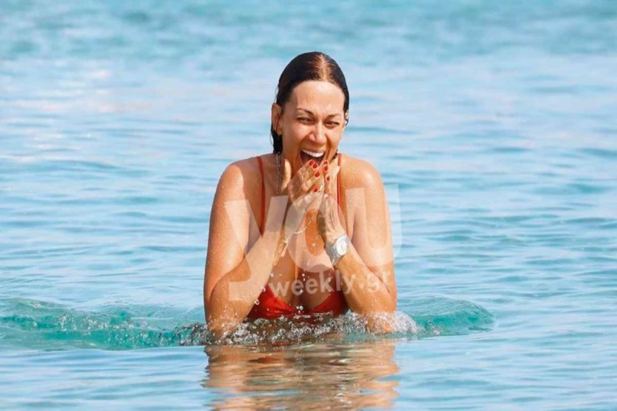 Σπάνια εμφάνιση της Έλλης Κοκκίνου - Για μπάνιο με μικροσκοπικό μπικίνι