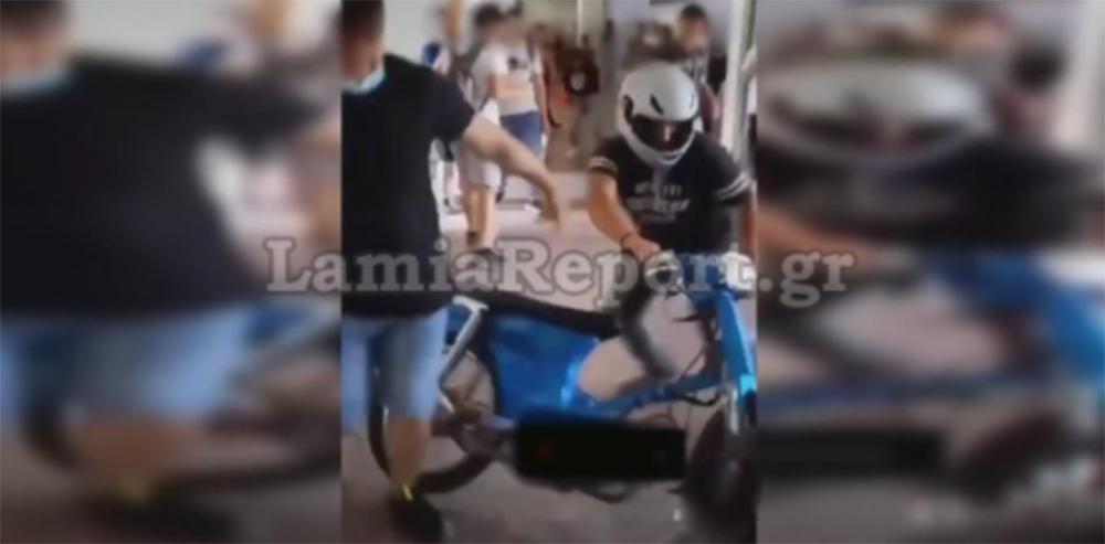 Λαμία: Μπούκαρε με μηχανάκι στο σχολείο και προκάλεσε πανικό [βίντεο]