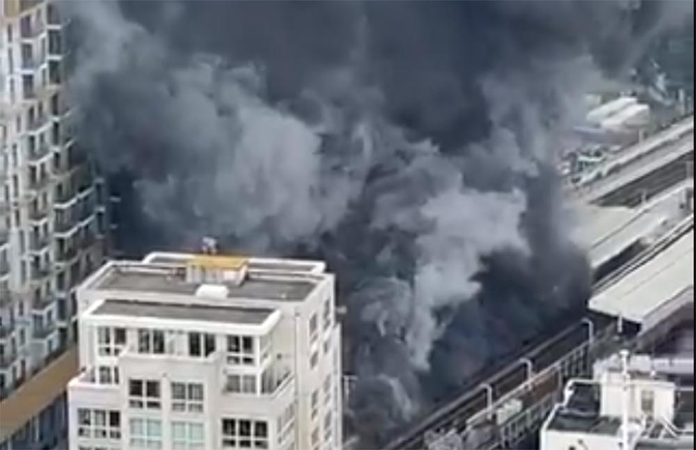 Συναγερμός στο Λονδίνο - Μεγάλη φωτιά κοντά σε σταθμό του μετρό