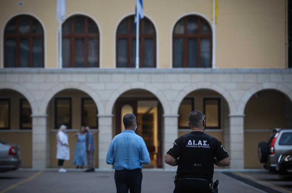 Επίθεση με βιτριόλι στη Μονή Πετράκη: «Μπουμπούκι» και στα νιάτα του ο ιερέας – Δείτε φωτογραφία