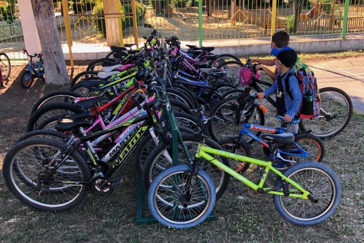 Χαλκιδική: Μικροί και μεγαλύτεροι μαθητές φτάνουν με… ορθοπεταλιές στις τάξεις – Γνωρίστε το σχολείο της Ολύνθου