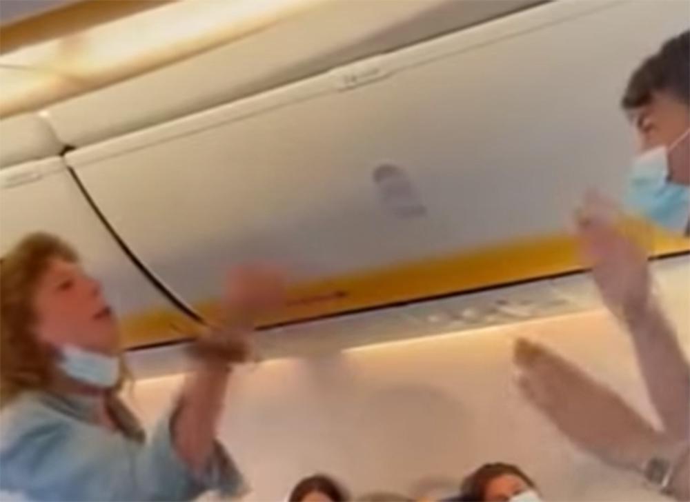 Κακός χαμός σε πτήση της Ryanair: Ιταλίδα τα έκανε γης μαδιάμ