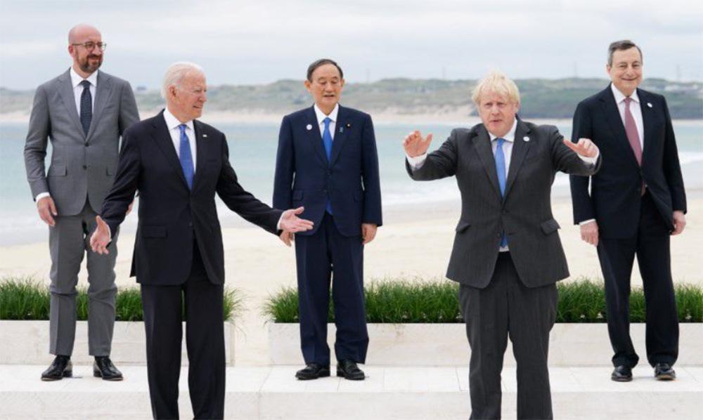 G7: Εκνευρισμένος ο Μπόρις Τζόνσον με τις… οικογενειακές φωτογραφίες