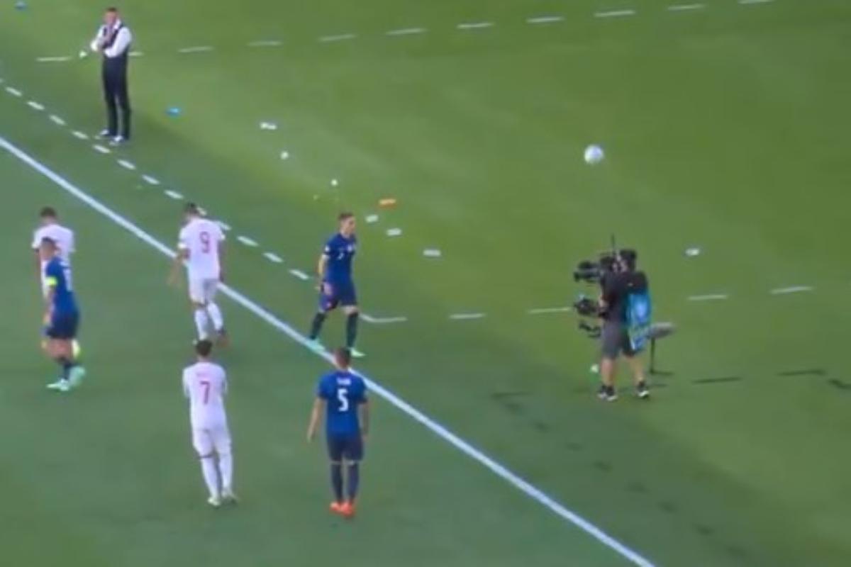 Euro 2020: Σλοβακία vs Ισπανία - Ο camera-man έκανε πάσα με κεφαλιά και συνέχισε να καταγράφει [βίντεο]