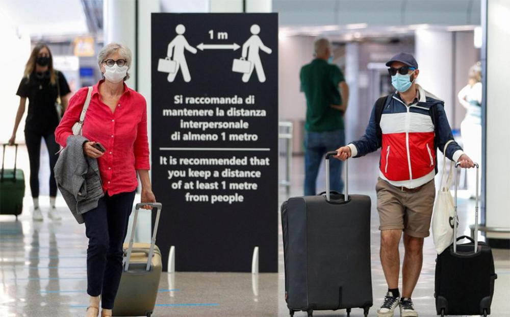 The Times: Χωρίς καραντίνα οι πλήρως εμβολιασμένοι Βρετανοί