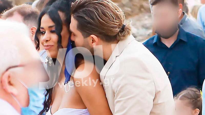 Χρήστος Μάστορας: Ασυγκράτητος με την σύντροφό του στην βάπτιση των παιδιών του Πετρούνια