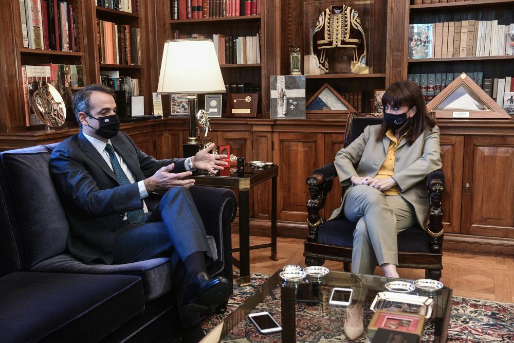 Μητσοτάκης – Σακελλαροπούλου: Θα ανοίξει σύντομα η συζήτηση για διευκολύνσεις στους εμβολιασμένους