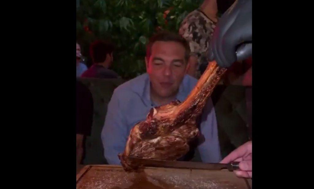 Ο Τσίπρας σε ταβέρνα στη Θεσσαλονίκη έμαθε τα μυστικά της μπριζόλας rib-eye [βίντεο]