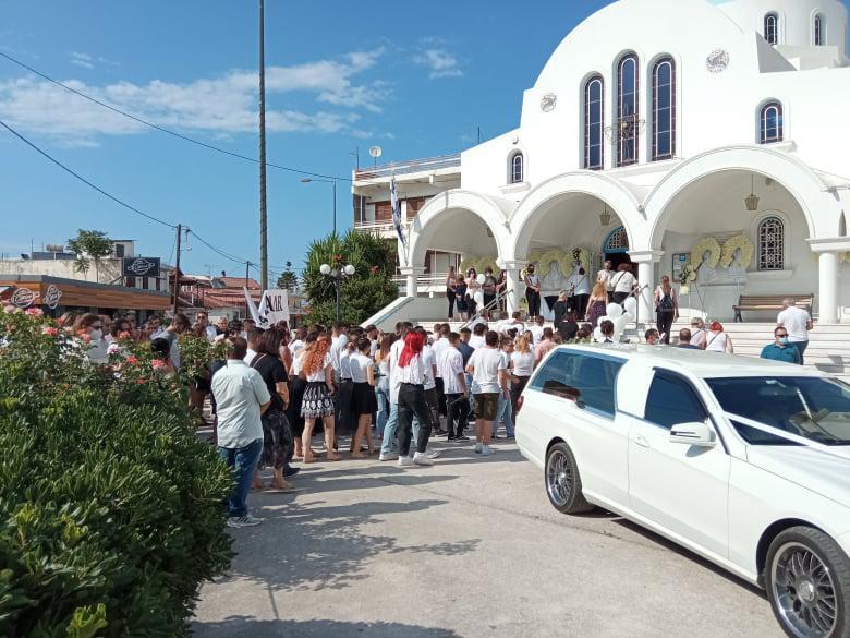 Φολέγανδρος: Σε κλίμα οδύνης το τελευταίο «αντίο» στην 26χρονη Γαρυφαλλιά