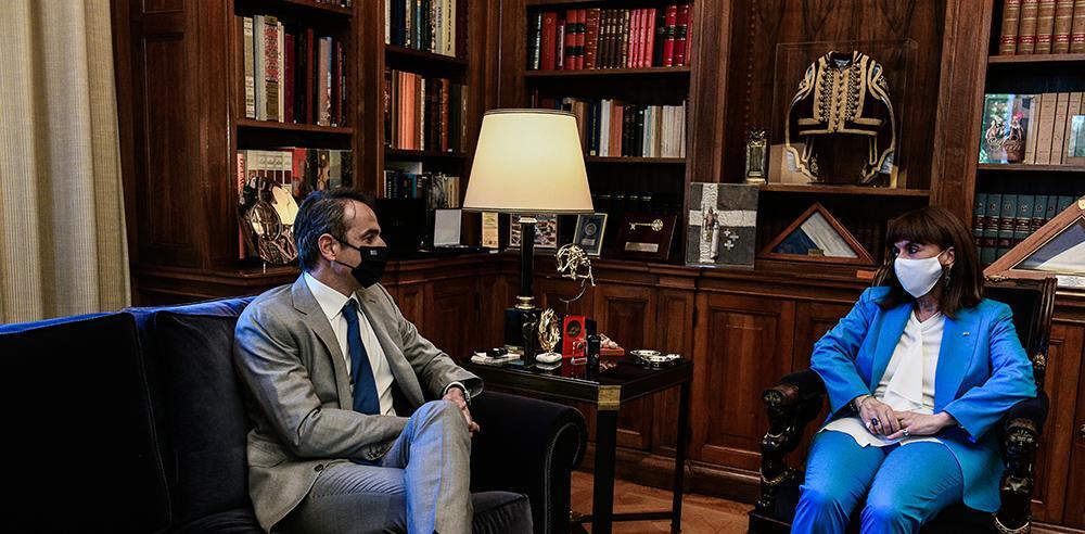 Ο Μητσοτάκης απαντά στους αντιεμβολιαστές με άρθρο του Συντάγματος