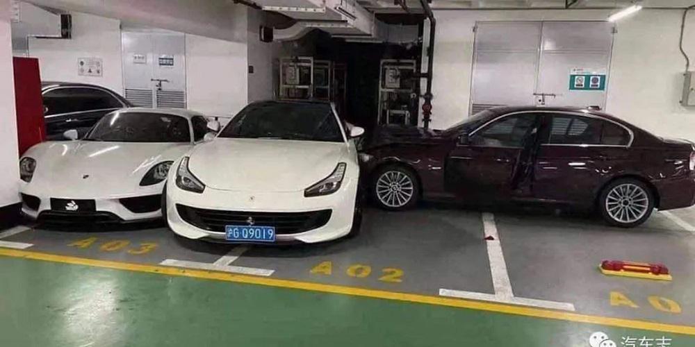 Απίστευτο: Τσακώθηκε με τον άντρας της και «κάρφωσε» την BMW της πάνω σε μία Ferrari μία Porsche