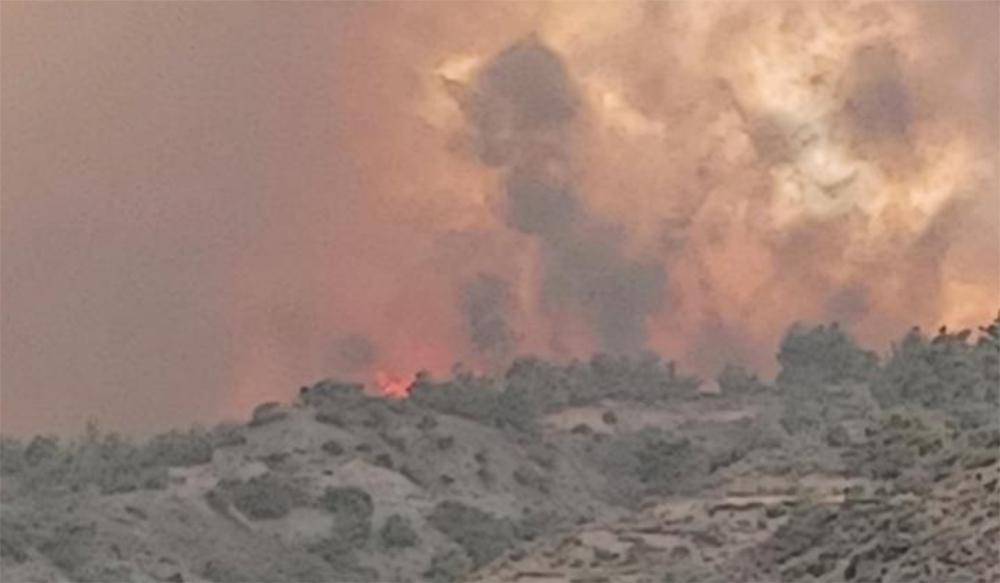 Κύπρος: Με ραγδαία ταχύτητα εξαπλώνεται η φωτιά στον Αρακαπά