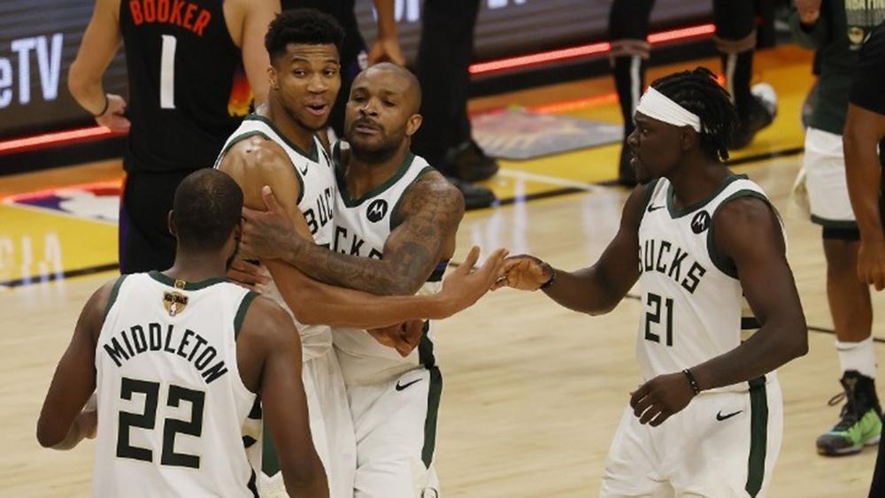 ΝΒΑ: Μία νίκη μακριά από το πρωτάθλημα οι Μπακς του Αντετοκούνμπο