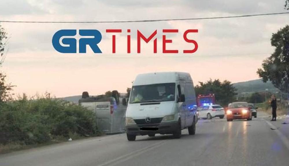 Σφοδρή σύγκρουση τρακτέρ με μίνι βαν στον Άγιο Βασίλειο