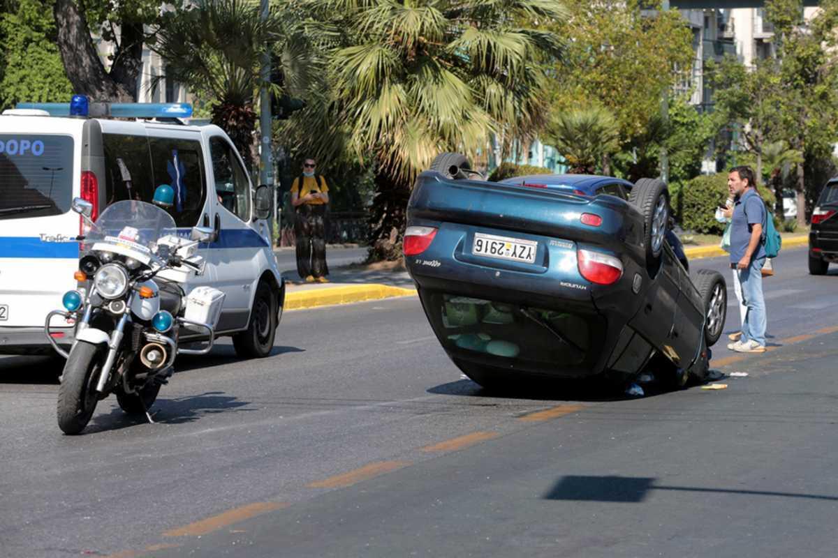 Λεωφόρος Αλεξάνδρας: Αναποδογύρισε αυτοκίνητο στη μέση του δρόμου