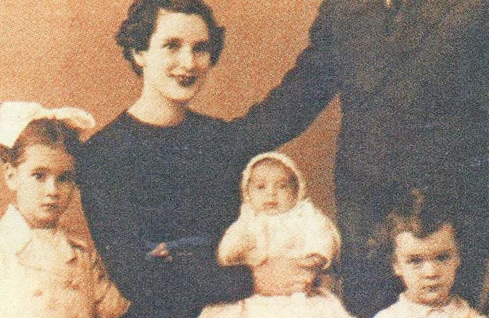 Αλίκη Βουγιουκλάκη: Σπάνιες φωτογραφίες από την παιδική της ηλικία