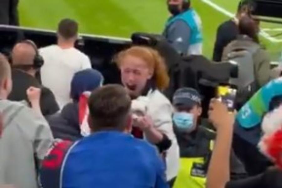 Euro 2020: Ο Μάουντ της έδωσε τη φανέλα του και το κοριτσάκι… τρελάθηκε από τη χαρά του [βίντεο]