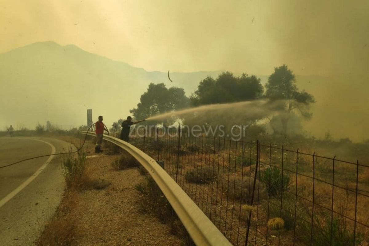 Χανιά: Εκτός ελέγχου η φωτιά στο Κακοδίκι – Εκκενώθηκαν σπίτια, ζητούνται εναέριες ενισχύσεις [βίντεο]