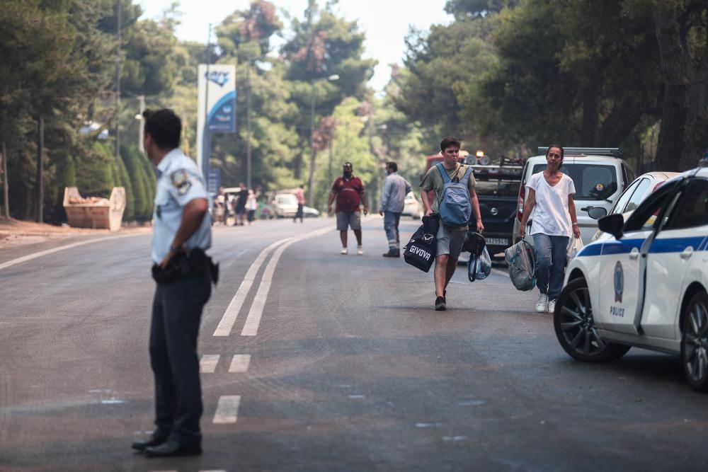 Καίγονται σπίτια στην Ροδόπολη – «Μάχη» στην Σταμάτα