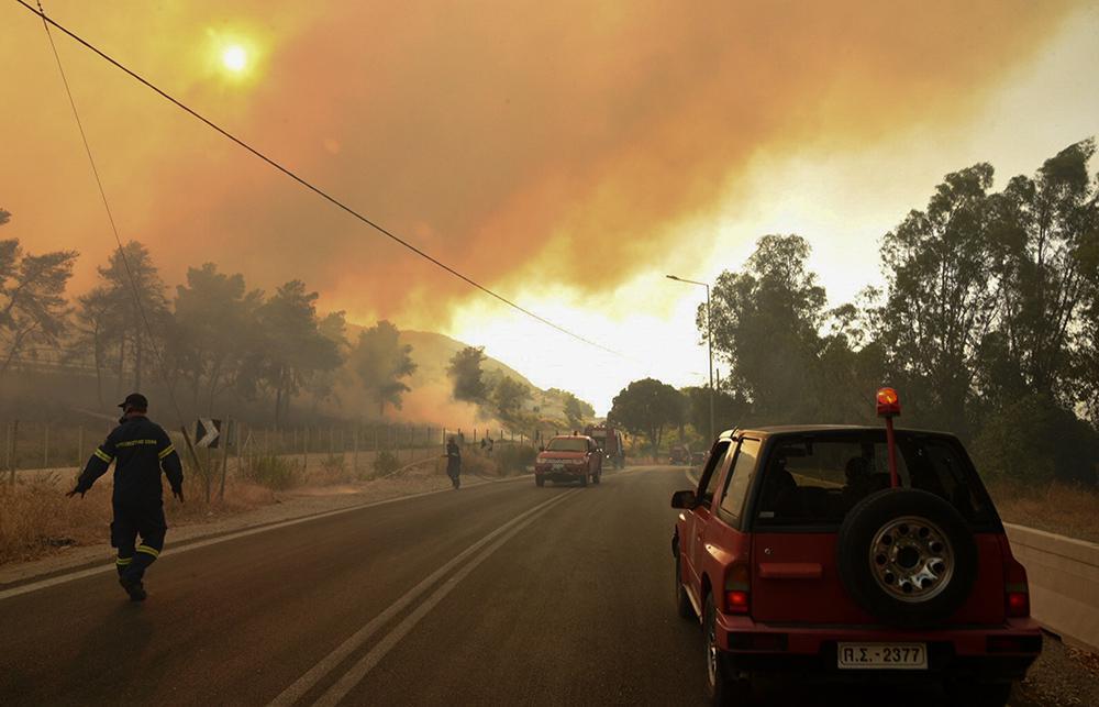 Μεγάλη φωτιά στην Αχαΐα: Πού έχει διακοπεί η κυκλοφορία