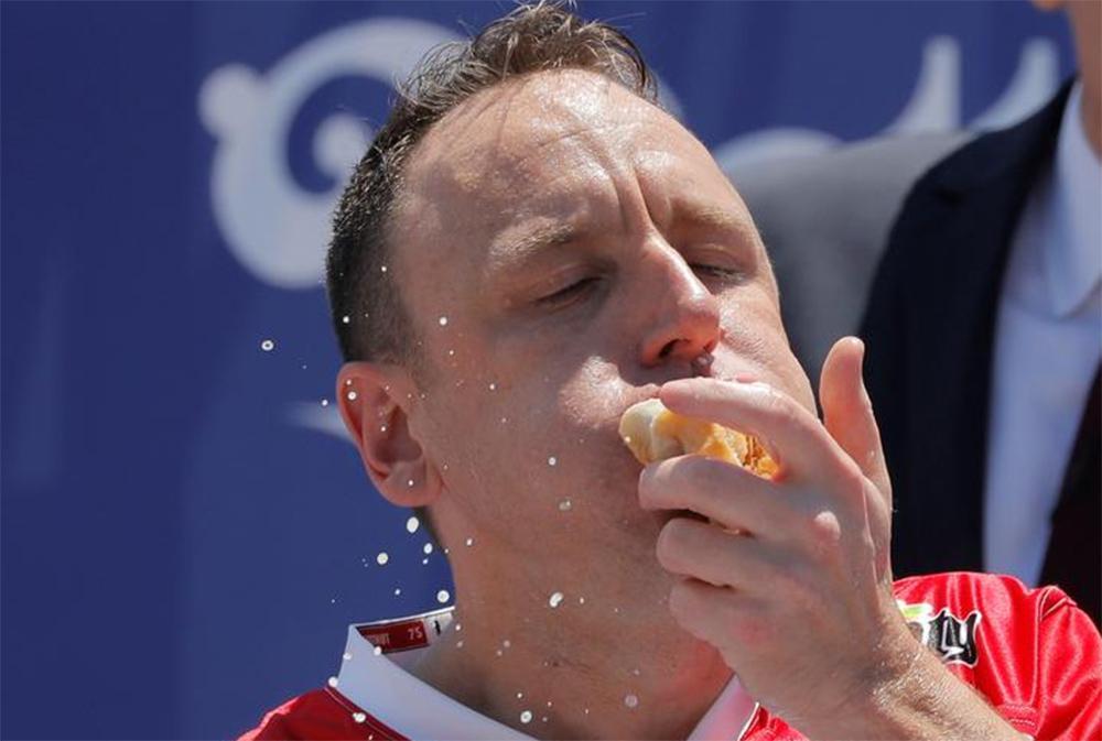 Καταβρόχθισε 76 χοτ ντογκ σε 10 λεπτά και κατέρριψε το δικό του ρεκόρ!