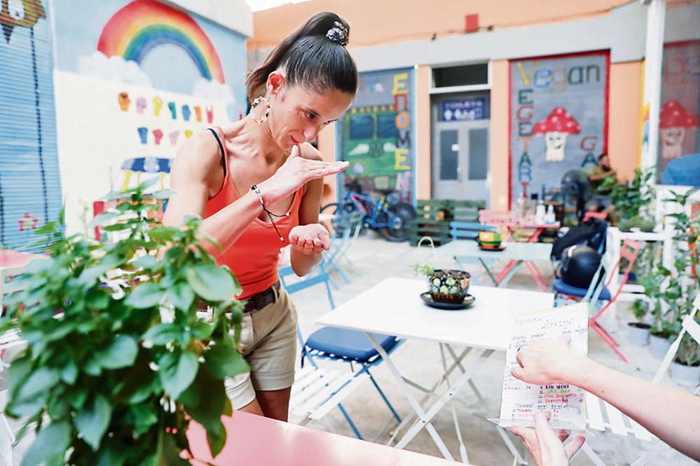 Καφές στην νοηματική - Αλλιώτικο χαρμάνι από Άτομα Με Αξίες [εικόνες]