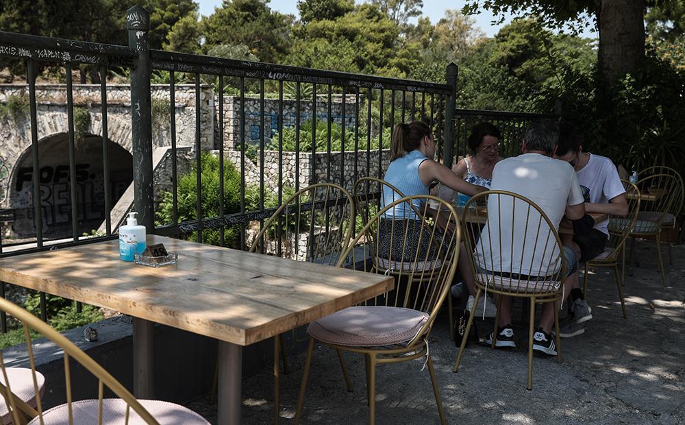 Νέα μέτρα για την εστίαση - Πέτσας: Επανεξετάζεται το πλαίσιο λειτουργίας