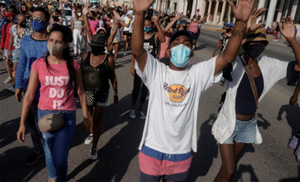 Χάος στην Κούβα: Δεκάδες συλλήψεις μετά τις μαζικές διαδηλώσεις