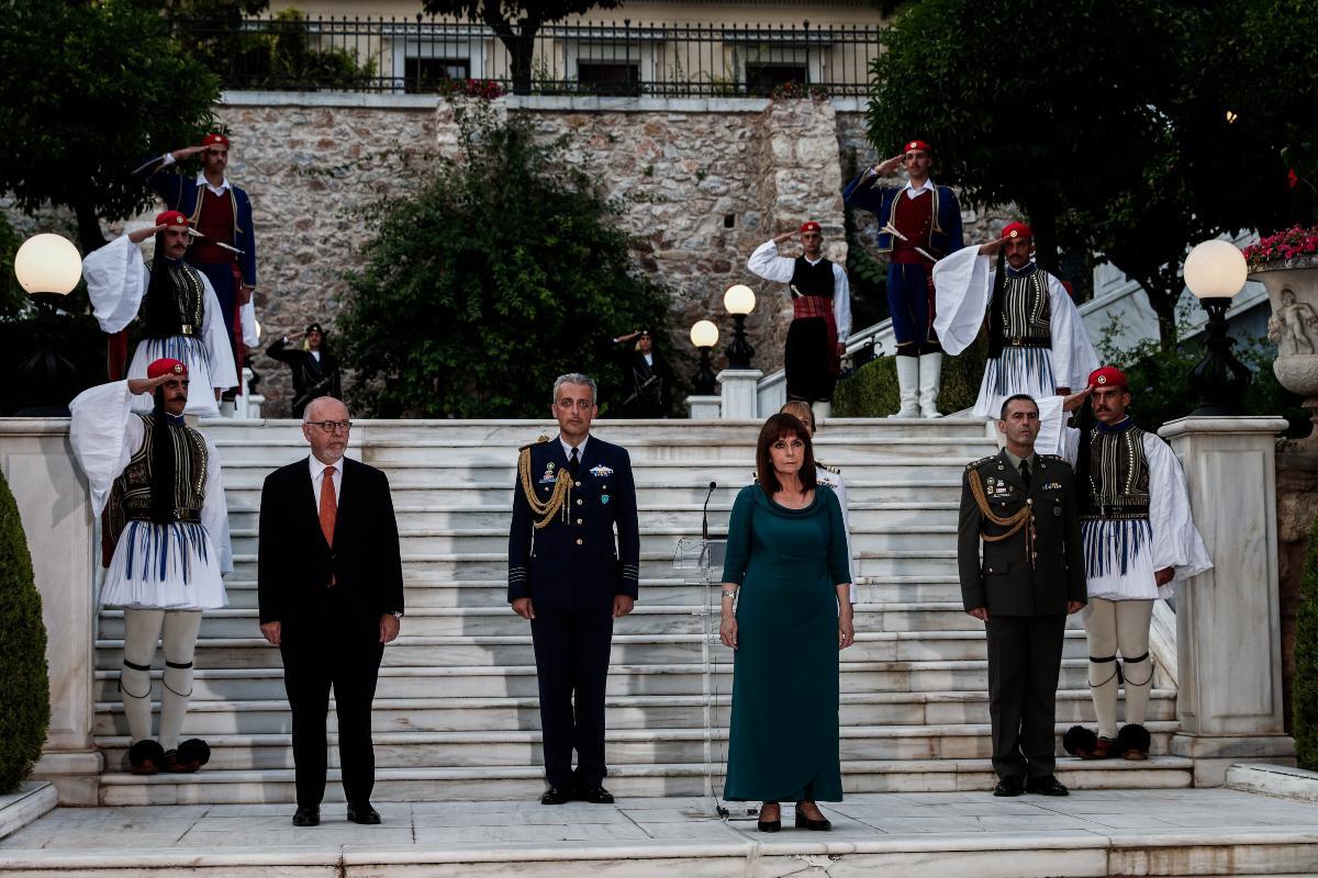 Προεδρικό Μέγαρο: Δεξίωση με συμβολικές παρουσίες για την αποκατάσταση της Δημοκρατίας – Τι συζητήθηκε στα «πηγαδάκια»