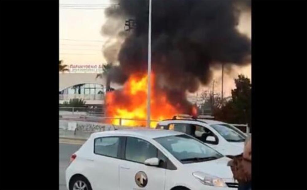 Φωτιά στο Παγκρήτιο Στάδιο - Στις φλόγες τροχόσπιτο [βίντεο]