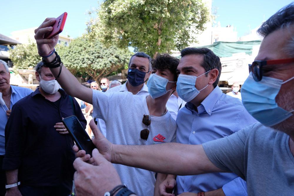 Τσίπρας: Στην Κρήτη φόρεσε το «κοστούμι» του… υπεύθυνου ηγέτη