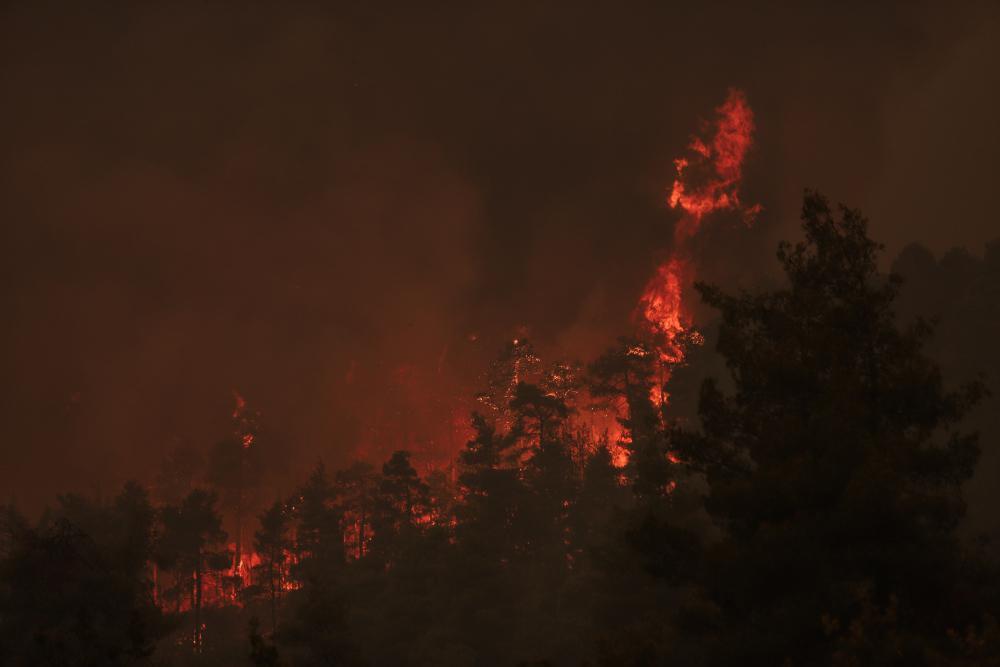 Εφιαλτικές ώρες στην Εύβοια: Μήνυμα του 112 για εκκένωση οικισμών - Μαίνονται τα πύρινα μέτωπα