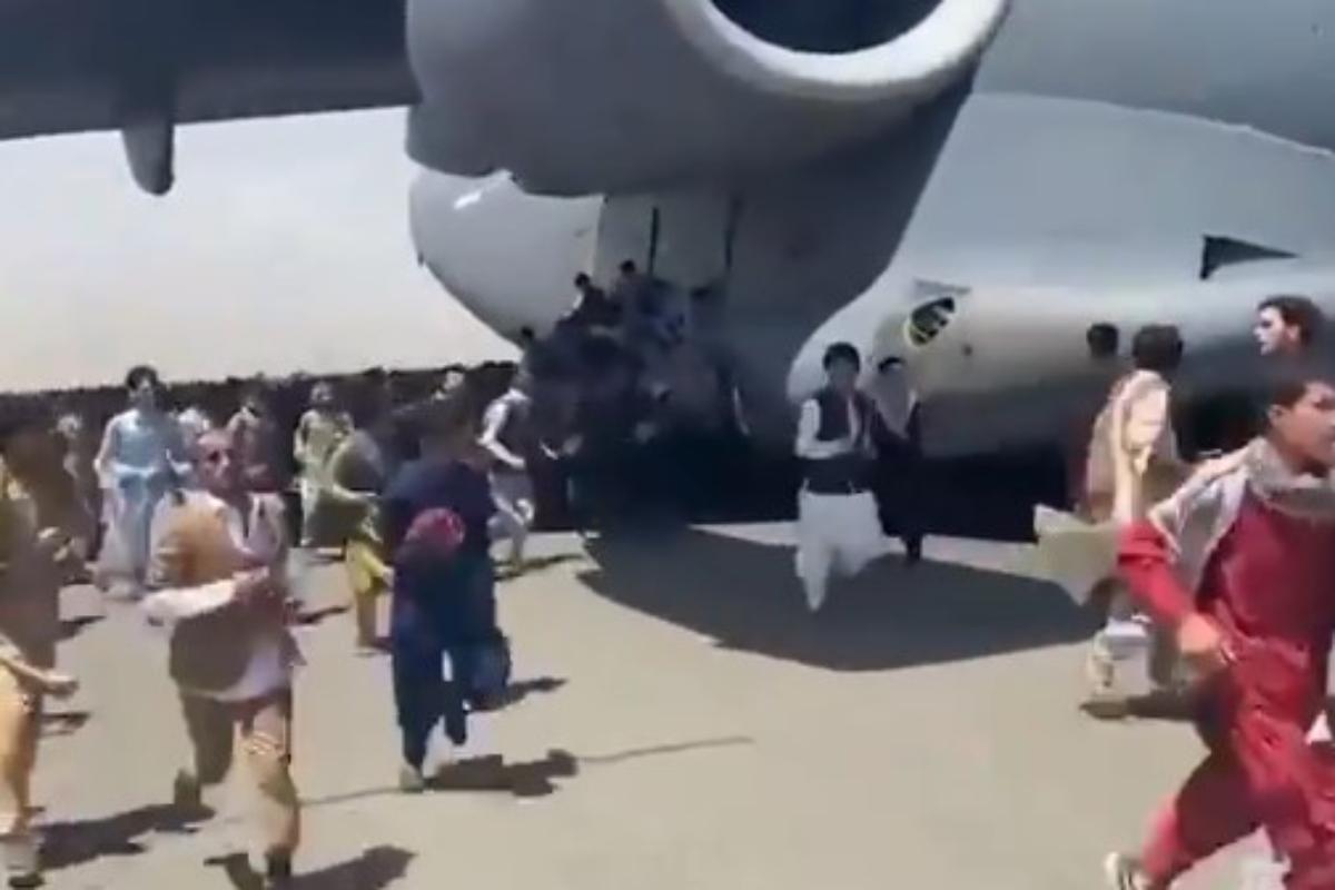 Φρίκη στο αεροδρόμιο της Καμπούλ: Άνδρας εγκλωβίστηκε στους τροχούς αμερικανικού αεροσκάφους και βρήκε τραγικό θάνατο