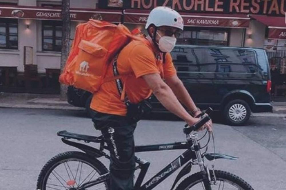 Αφγανός υπουργός έγινε κούριερ με ποδήλατο στη Γερμανία