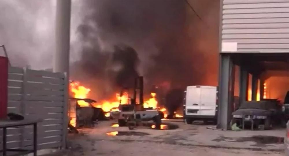 Φωτιά στην Αττική: Στις φλόγες μάντρα αυτοκινήτων στις Αφίδνες